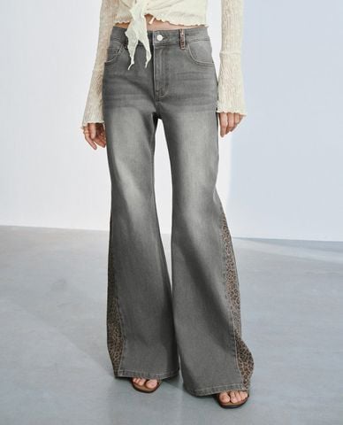  URBAN REVIVO - Quần jeans nữ ống loe wash bạc phối họa tiết 