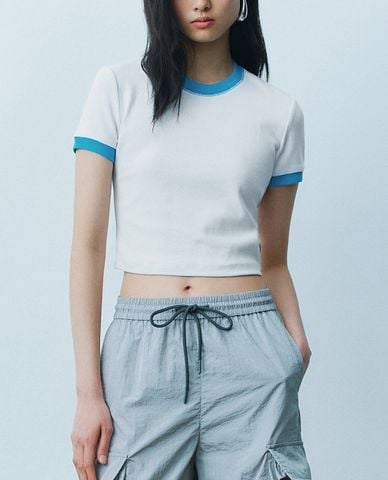  URBAN REVIVO - Áo croptop nữ cổ tròn tay ngắn cut out 