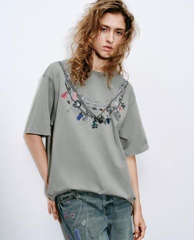  URBAN REVIVO - Áo thun nữ cổ tròn tay ngắn cá tính 