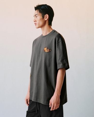  URBAN REVIVO - Áo thun nam cổ tròn tay ngắn phối họa tiết 