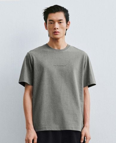  URBAN REVIVO - Áo thun nam cổ tròn tay ngắn trẻ trung 