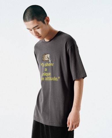  URBAN REVIVO - Áo thun nam cổ tròn tay ngắn in họa tiết 