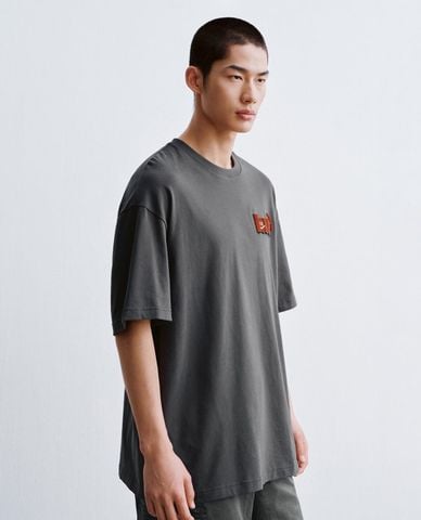  URBAN REVIVO - Áo thun nam cổ tròn tay ngắn cá tính 