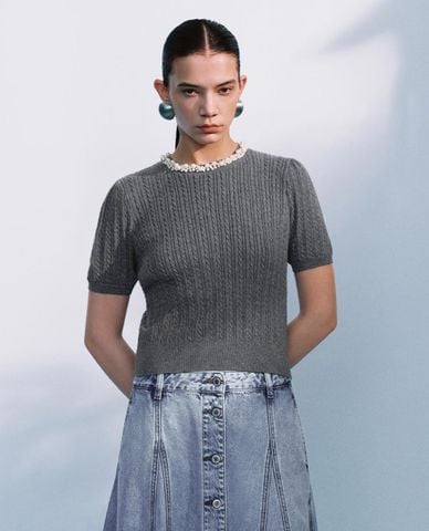  URBAN REVIVO - Áo dệt kim nữ cổ tròn đính ngọc trai 