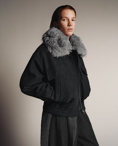  URBAN REVIVO - Áo khoác bomber nữ cổ lông phối túi hộp 