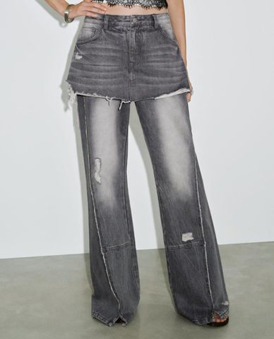  URBAN REVIVO - Quần jeans nữ ống rộng wash bạc phối váy mini 