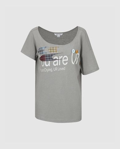  URBAN REVIVO - Áo thun nữ cổ rộng tay ngắn in chữ 