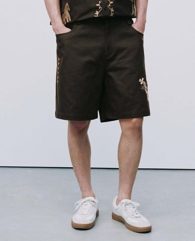  URBAN REVIVO - Quần short nam ngang gối thêu họa tiết 