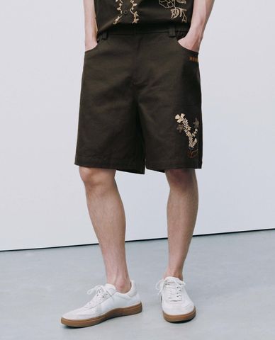  URBAN REVIVO - Quần short nam ngang gối thêu họa tiết 