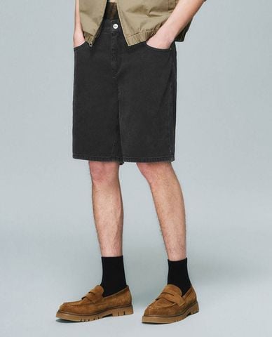  URBAN REVIVO - Quần short jeans nam ngang gối hiện đại 