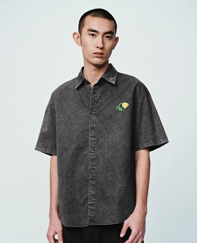  URBAN REVIVO - Áo sơ mi nam cổ bẻ tay ngắn in hình 