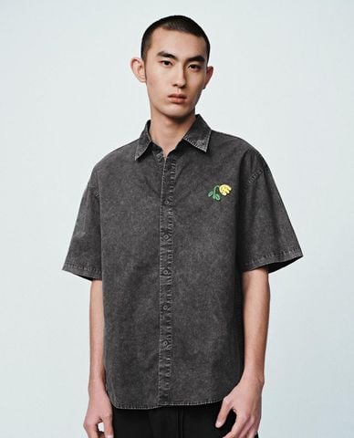  URBAN REVIVO - Áo sơ mi nam cổ bẻ tay ngắn in hình 