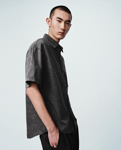  URBAN REVIVO - Áo sơ mi nam cổ bẻ tay ngắn in hình 