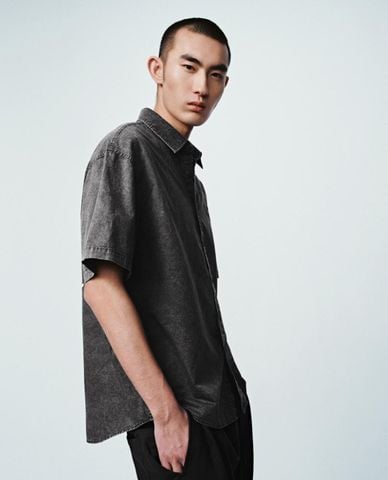  URBAN REVIVO - Áo sơ mi nam cổ bẻ tay ngắn in hình 
