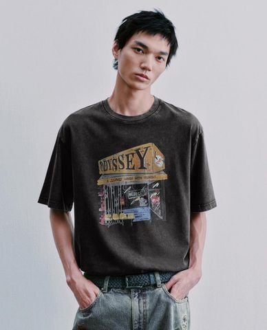  URBAN REVIVO - Áo thun nam cổ tròn tay ngắn in họa tiết 