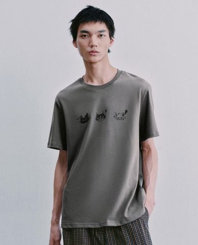  URBAN REVIVO - Áo thun nam cổ tròn tay ngắn in họa tiết 