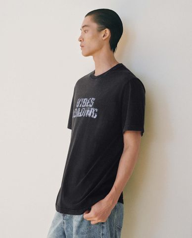  URBAN REVIVO - Áo thun nam cổ tròn tay ngắn in chữ 