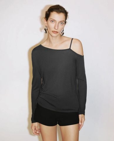  URBAN REVIVO - Áo dệt kim nữ tay dài lệch vai dây rút 