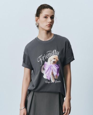  URBAN REVIVO - Áo thun nữ cổ tròn tay ngắn in họa tiết 