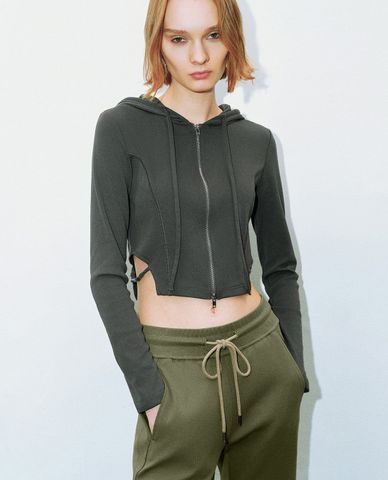  URBAN REVIVO - Áo khoác croptop nữ phối mũ trùm Zipper Front 