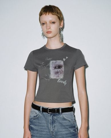  URBAN REVIVO - Áo croptop nữ cổ tròn tay ngắn in họa tiết 