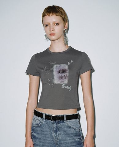  URBAN REVIVO - Áo croptop nữ cổ tròn tay ngắn in họa tiết 