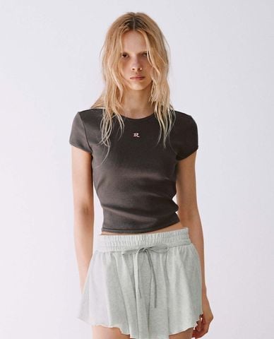  URBAN REVIVO - Áo croptop nữ cổ tròn tay ngắn thắt nơ 