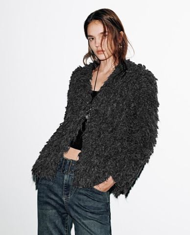  URBAN REVIVO - Áo khoác lông nữ cổ V tay dài phom rộng 