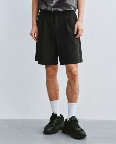 URBAN REVIVO - Quần short nam ống rộng thanh lịch 