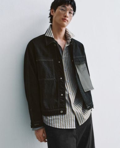  URBAN REVIVO - Áo khoác denim nam tay dài phối túi 