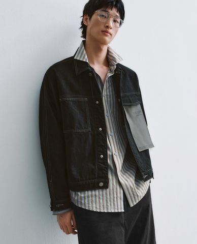  URBAN REVIVO - Áo khoác denim nam tay dài phối túi 