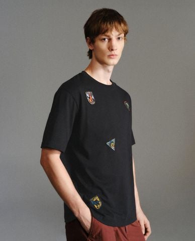  URBAN REVIVO - Áo thun nam cổ tròn tay ngắn in họa tiết 