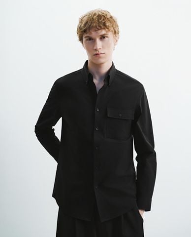  URBAN REVIVO - Áo sơ mi nam cổ bẻ tay dài phối túi hộp 