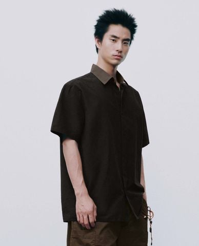  URBAN REVIVO - Áo sơ mi nam tay ngắn phối màu tương phản 