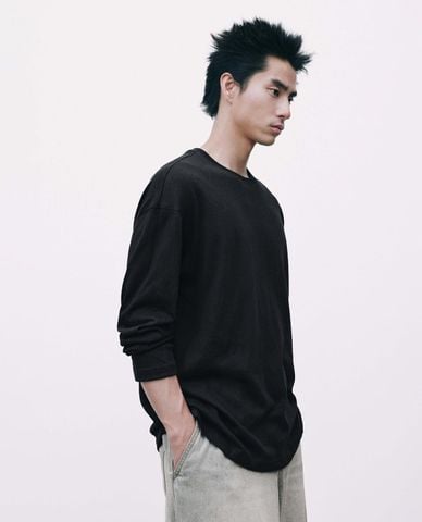  URBAN REVIVO - Áo thun nam cổ tròn tay dài hiện đại 
