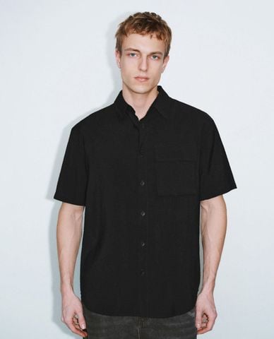  URBAN REVIVO - Áo sơ mi nam cổ bẻ tay ngắn 