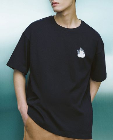  URBAN REVIVO - Áo thun nam cổ tròn tay ngắn Cat Embroidered 