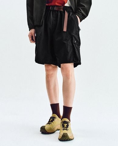  URBAN REVIVO - Quần short nam ống rộng kèm thắt lưng 
