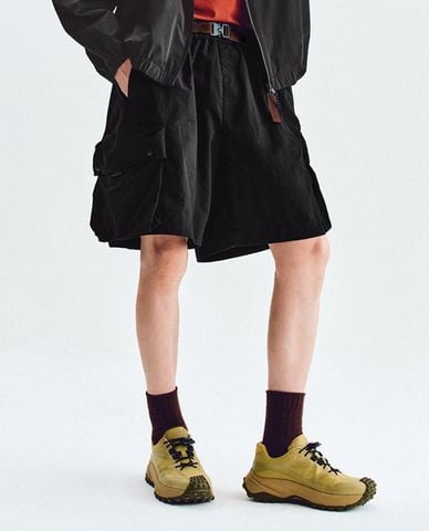  URBAN REVIVO - Quần short nam ống rộng kèm thắt lưng 