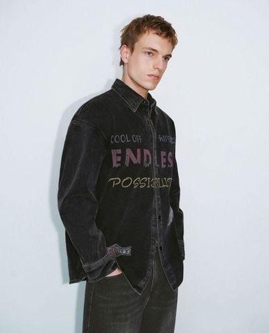  URBAN REVIVO - Áo sơ mi denim nam phối họa tiết thời thượng 
