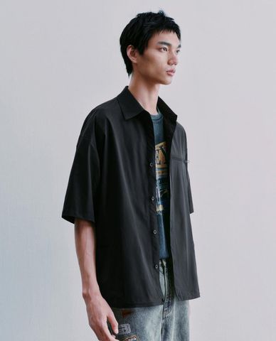  URBAN REVIVO - Áo sơ mi nam cổ bẻ tay ngắn phối túi 