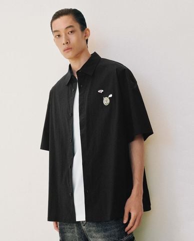  URBAN REVIVO - Áo sơ mi nam cổ bẻ tay ngắn thêu patch 