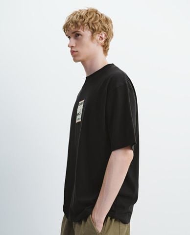  URBAN REVIVO - Áo thun nam cổ tròn tay ngắn in họa tiết 