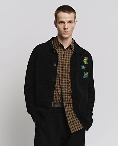  URBAN REVIVO - Áo khoác cardigan nam cổ V họa tiết pixel 