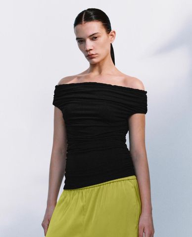  URBAN REVIVO - Áo trễ vai nữ tay ngắn nhún li 