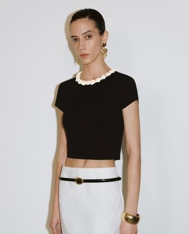  URBAN REVIVO - Áo croptop nữ viền cổ hoa nổi 