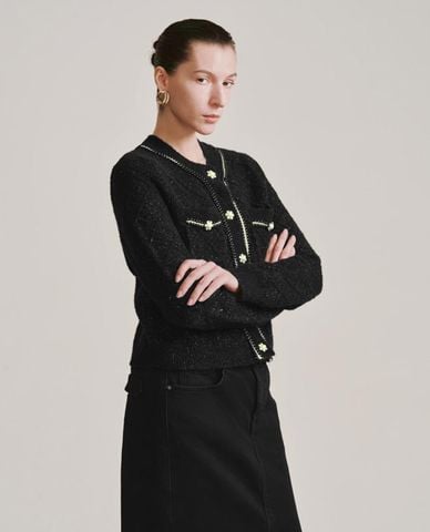  URBAN REVIVO - Áo khoác tweed nữ cổ tròn phối nút ngọc trai 