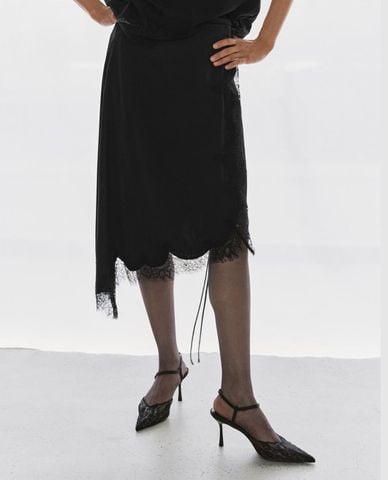  URBAN REVIVO - Chân váy chữ A midi lệch tà phối viền ren 