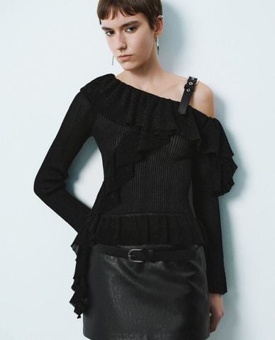  URBAN REVIVO - Áo dệt kim nữ trễ vai tay dài phối bèo 