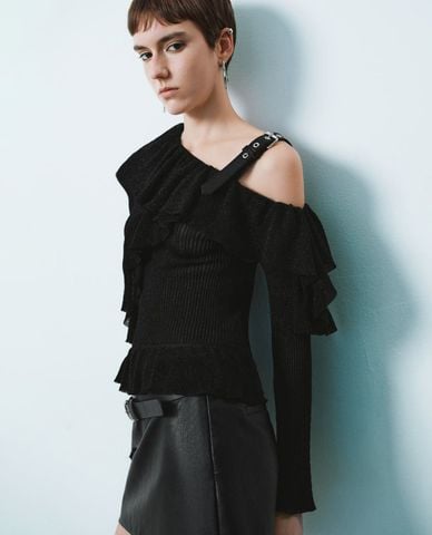  URBAN REVIVO - Áo dệt kim nữ trễ vai tay dài phối bèo 